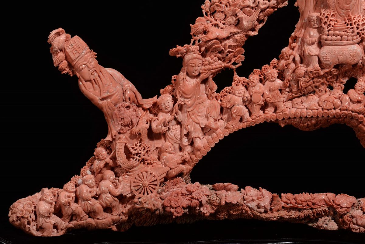 Importante e Monumentale Corallo Arancio con Guanyin e Dignitari con Due Iscrizioni, Cina, Dinast...