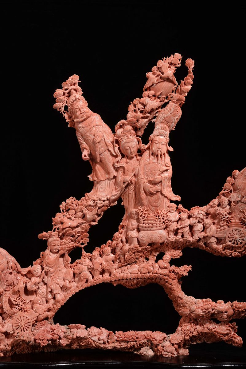 Importante e Monumentale Corallo Arancio con Guanyin e Dignitari con Due Iscrizioni, Cina, Dinast...