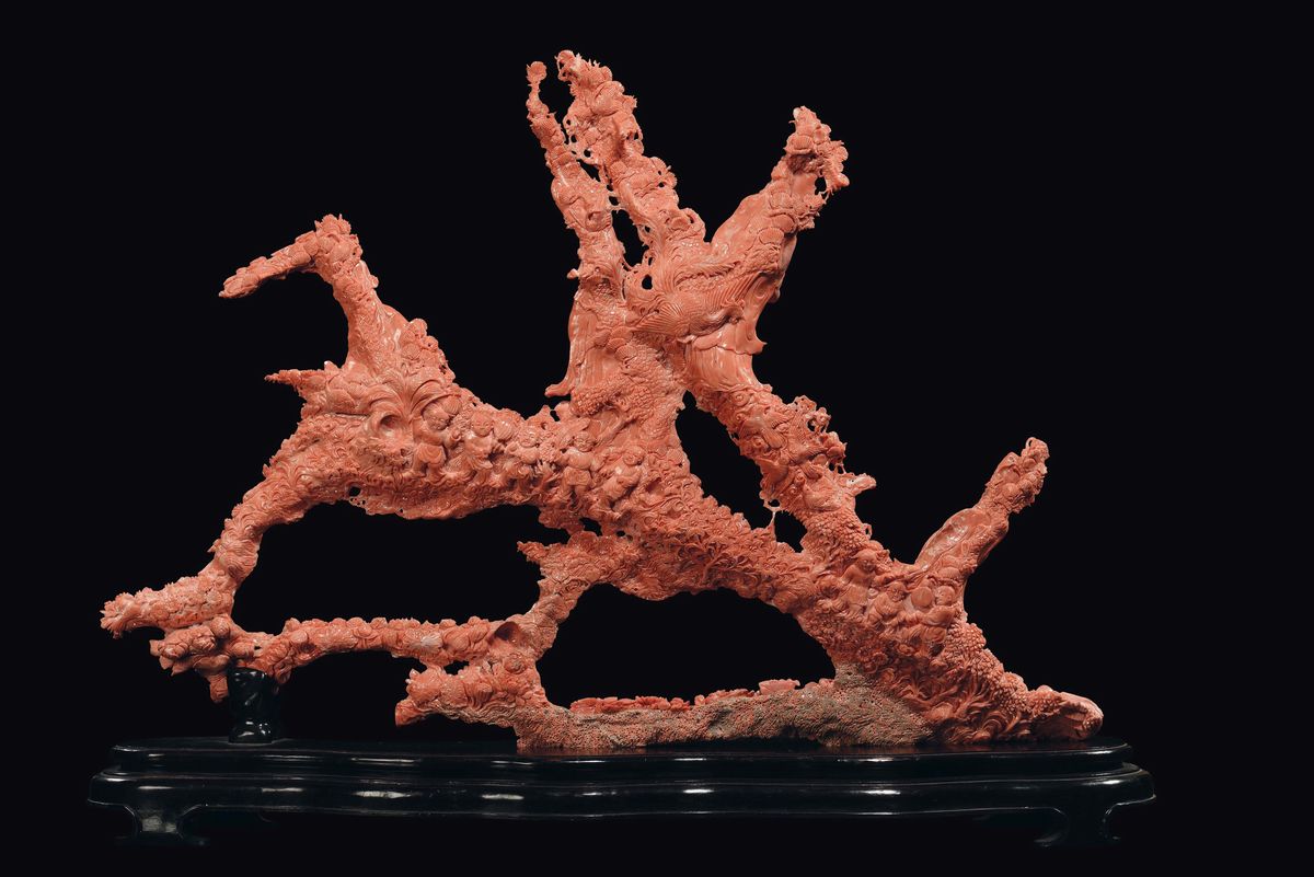 Importante e Monumentale Corallo Arancio con Guanyin e Dignitari con Due Iscrizioni, Cina, Dinast...