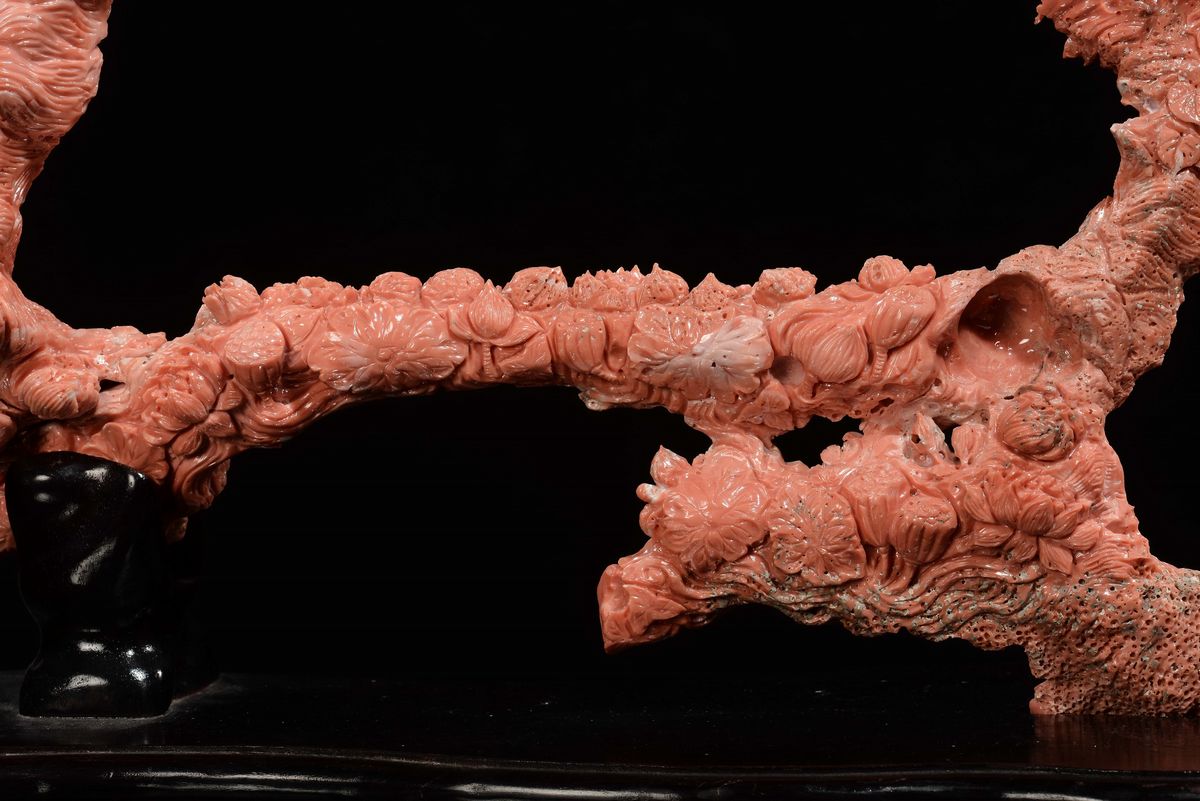 Importante e Monumentale Corallo Arancio con Guanyin e Dignitari con Due Iscrizioni, Cina, Dinast...
