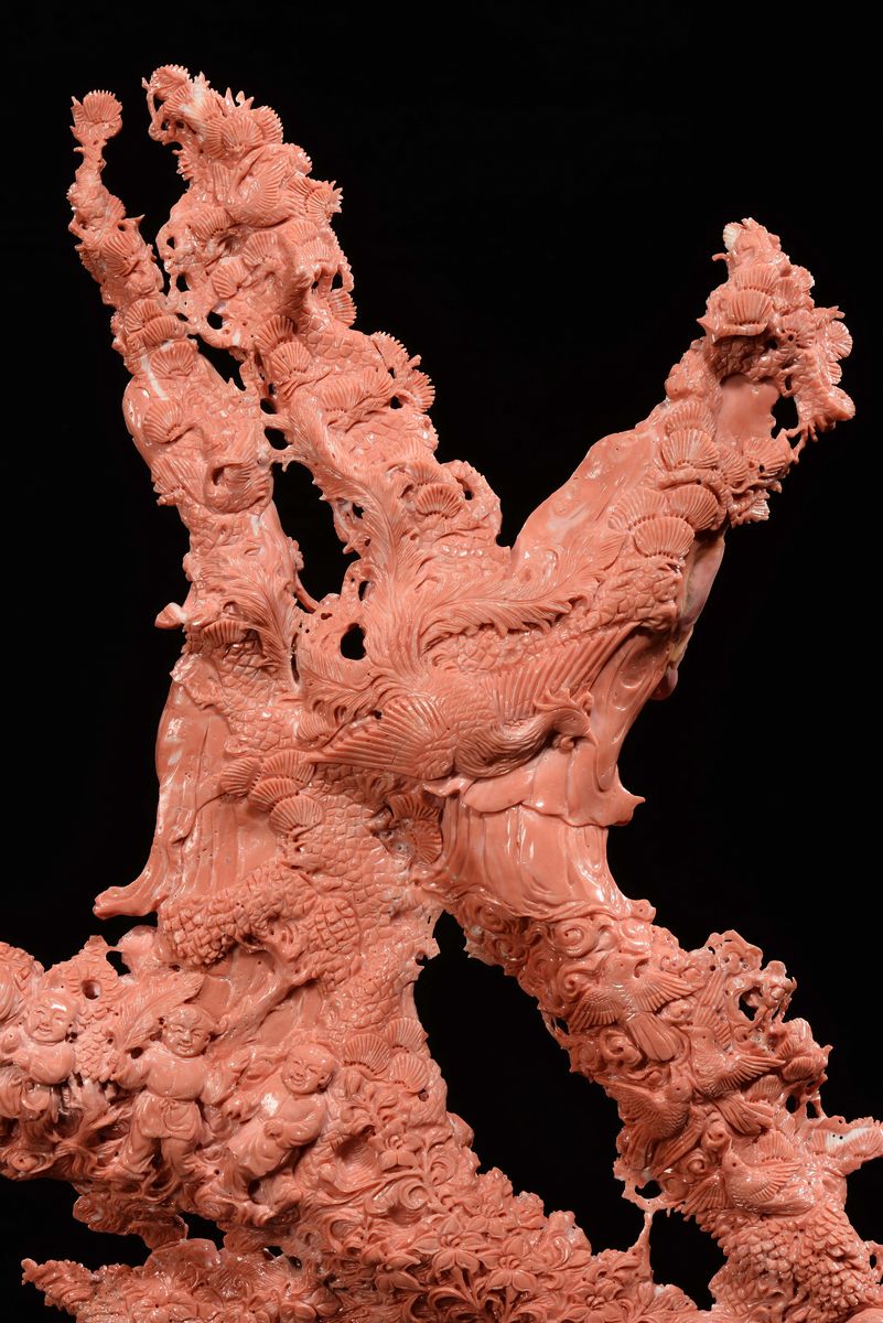 Importante e Monumentale Corallo Arancio con Guanyin e Dignitari con Due Iscrizioni, Cina, Dinast...