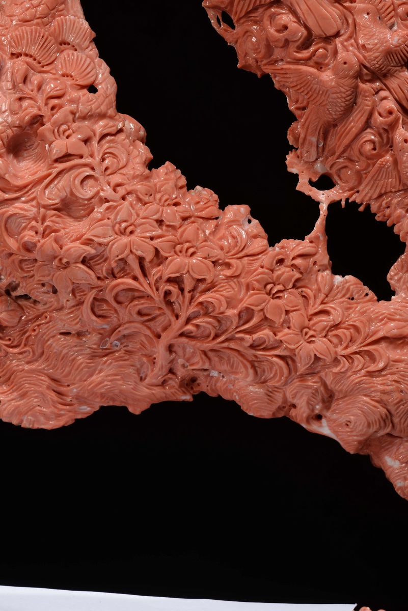Importante e Monumentale Corallo Arancio con Guanyin e Dignitari con Due Iscrizioni, Cina, Dinast...