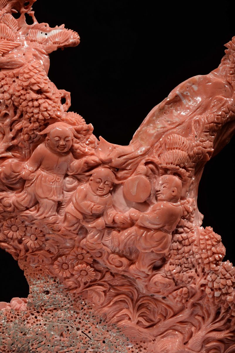 Importante e Monumentale Corallo Arancio con Guanyin e Dignitari con Due Iscrizioni, Cina, Dinast...