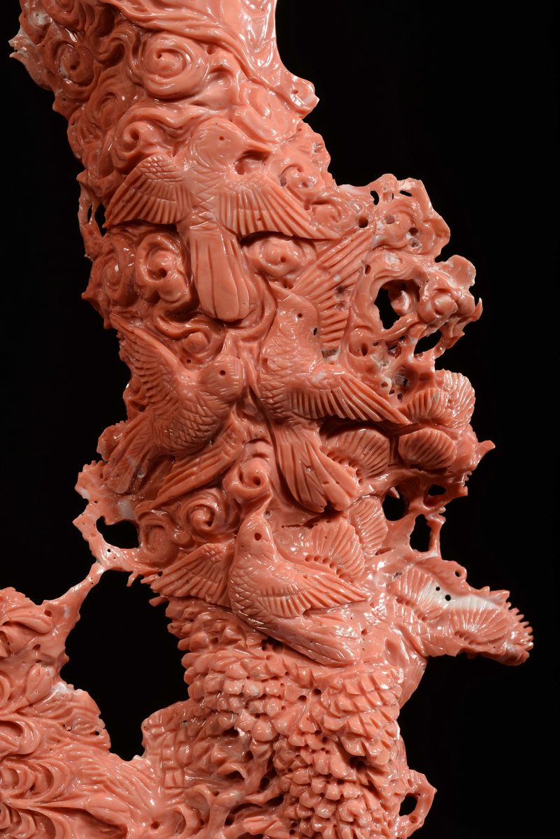 Importante e Monumentale Corallo Arancio con Guanyin e Dignitari con Due Iscrizioni, Cina, Dinast...