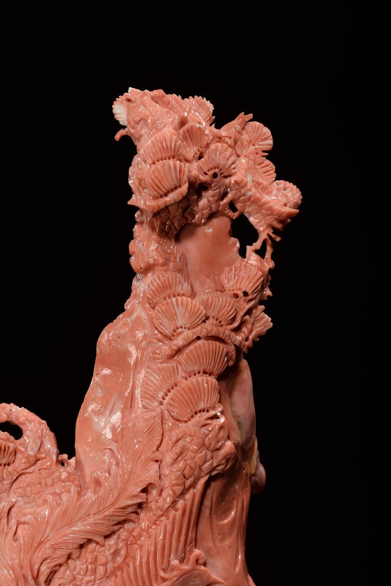 Importante e Monumentale Corallo Arancio con Guanyin e Dignitari con Due Iscrizioni, Cina, Dinast...
