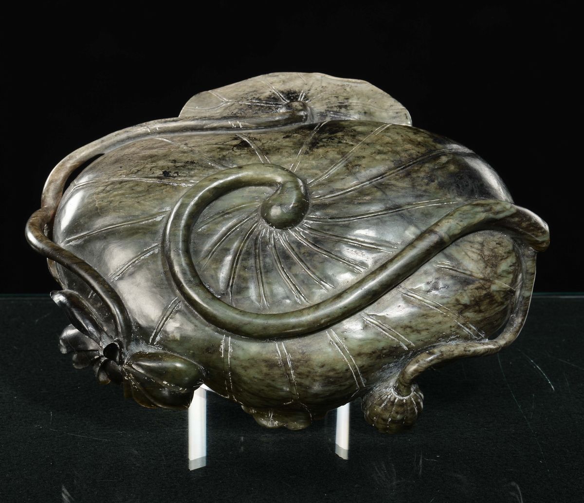 Ciotola in Giada Spinacio a Forma di Fiore di Loto, Cina, Dinastia Qing, XIX Secolo