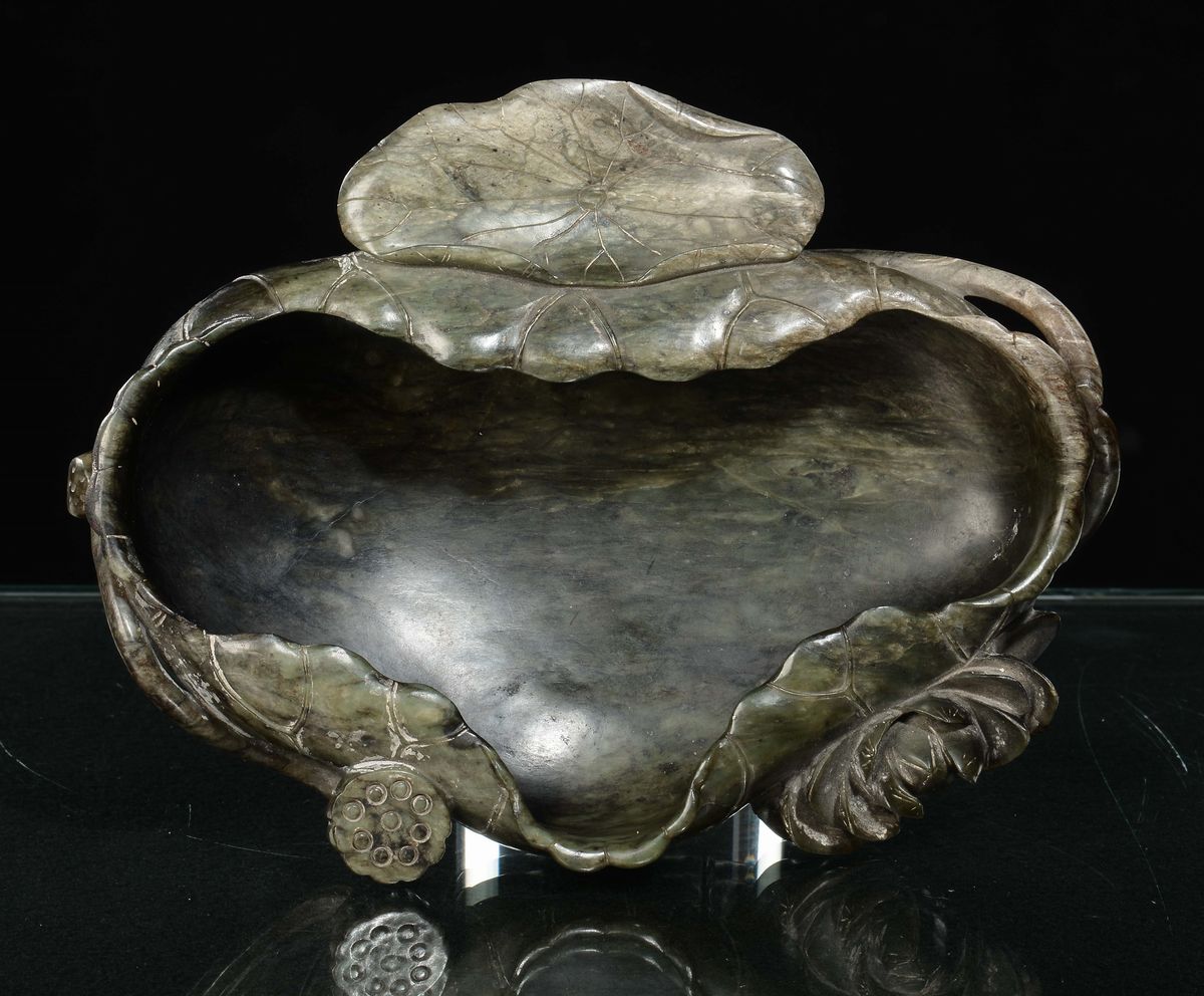 Ciotola in Giada Spinacio a Forma di Fiore di Loto, Cina, Dinastia Qing, XIX Secolo