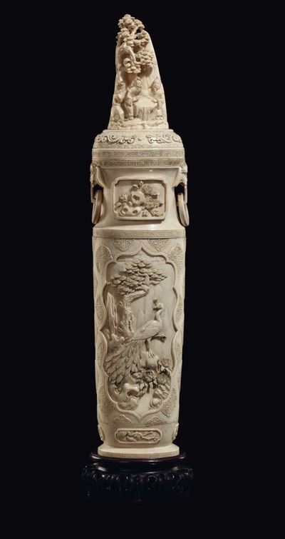 Vaso in Avorio Inciso con Figura di Pavone Entro Paesaggio, Canton, Cina, Dinastia Qing, XIX Seco...