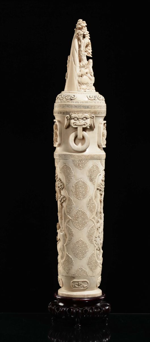 Vaso in Avorio Inciso con Figura di Pavone Entro Paesaggio, Canton, Cina, Dinastia Qing, XIX Seco...