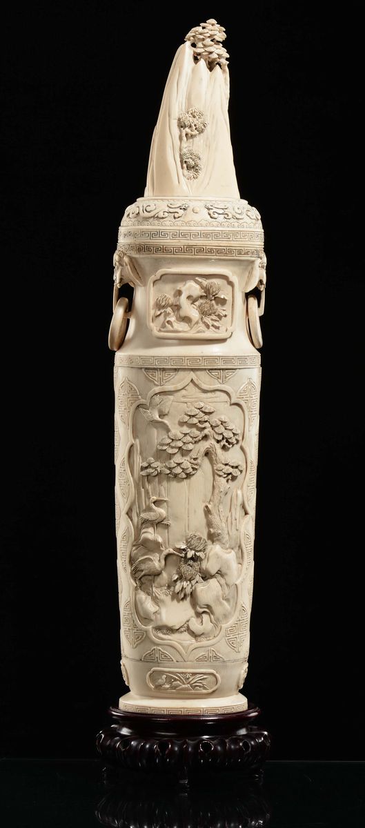 Vaso in Avorio Inciso con Figura di Pavone Entro Paesaggio, Canton, Cina, Dinastia Qing, XIX Seco...
