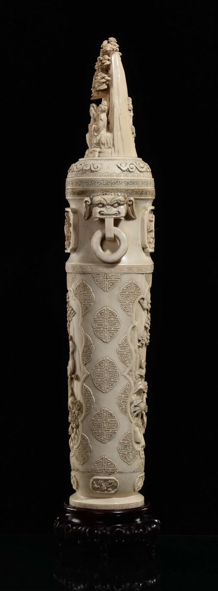 Vaso in Avorio Inciso con Figura di Pavone Entro Paesaggio, Canton, Cina, Dinastia Qing, XIX Seco...