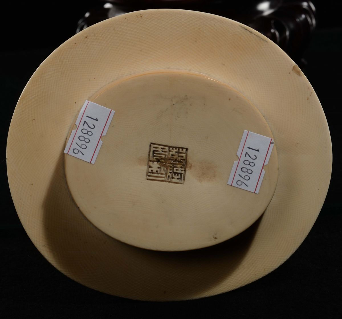 Vaso in Avorio Inciso con Figura di Pavone Entro Paesaggio, Canton, Cina, Dinastia Qing, XIX Seco...