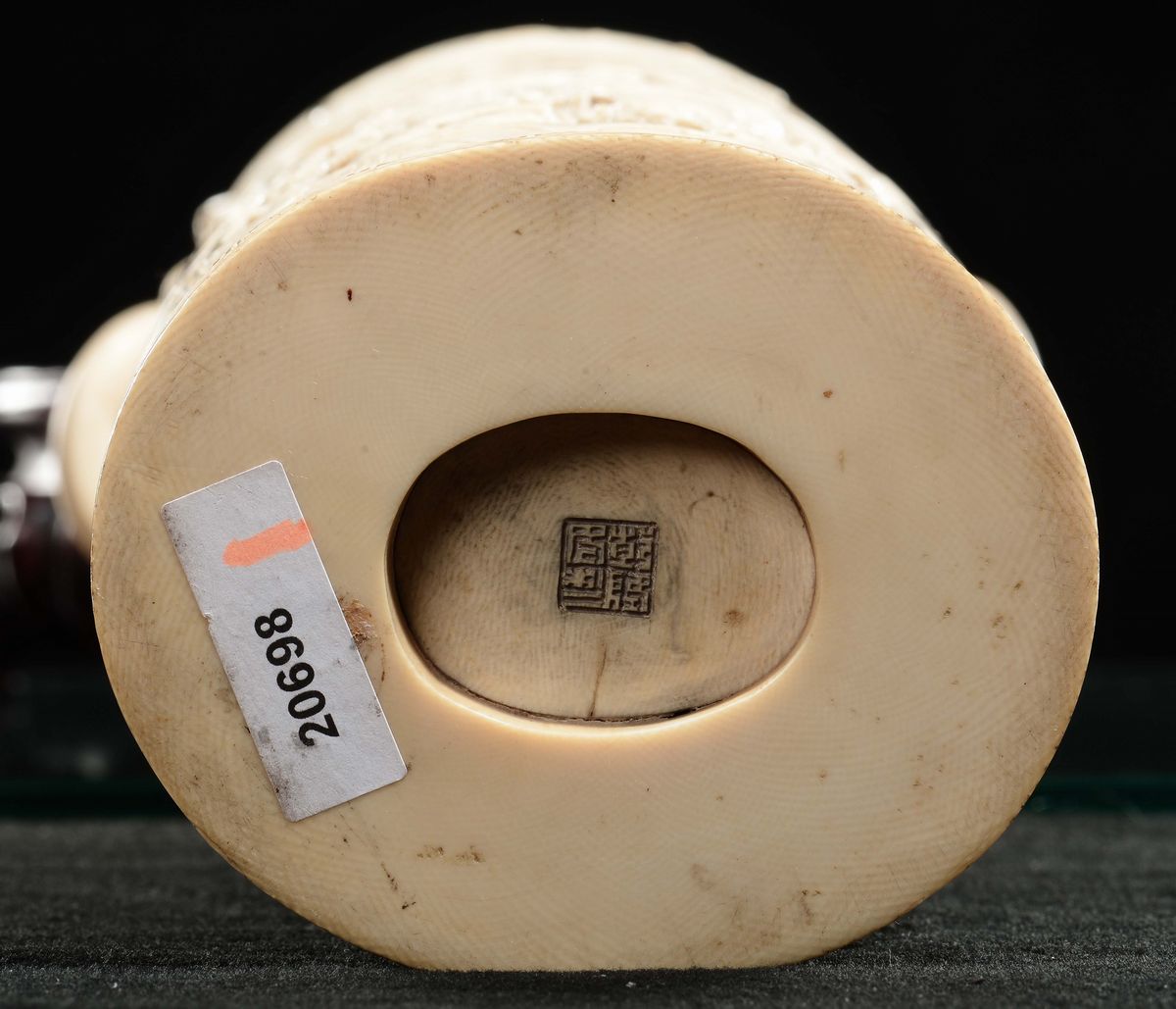 Vaso in Avorio Inciso con Figura di Pavone Entro Paesaggio, Canton, Cina, Dinastia Qing, XIX Seco...