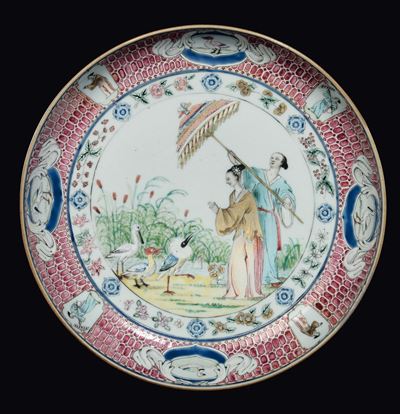Raro Piatto a Fondina in Porcellana Famiglia Rosa Dama Au Parasol da un Disegno di Cornelis Pronc...