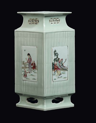 Vaso in Porcellana Celadon a Base Romboidale con Scene di Vita nei Colori della Famiglia Rosa Ent...