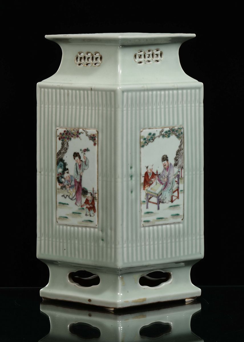 Vaso in Porcellana Celadon a Base Romboidale con Scene di Vita nei Colori della Famiglia Rosa Ent...