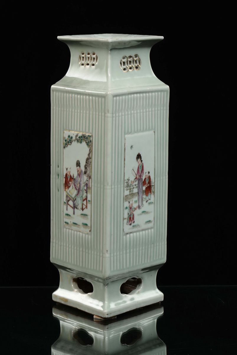 Vaso in Porcellana Celadon a Base Romboidale con Scene di Vita nei Colori della Famiglia Rosa Ent...
