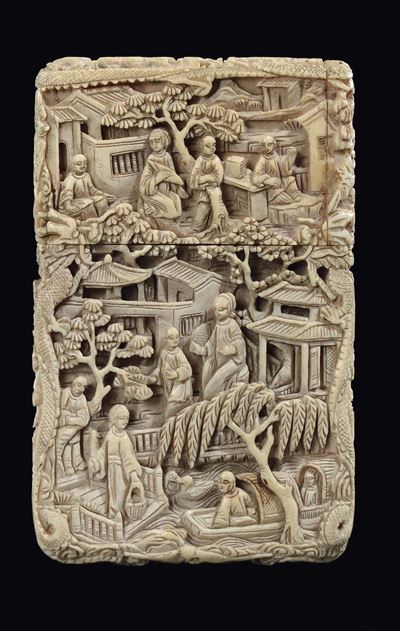 Portabiglietti in Avorio Scolpito con Scene di Vita Comune, Canton, Cina, Dinasta Qing, XIX Secol...