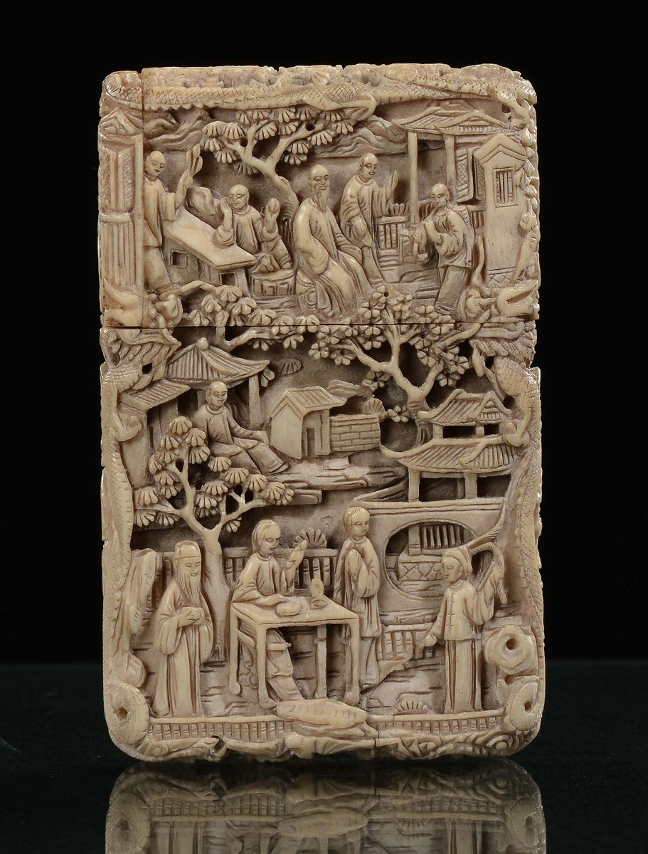 Portabiglietti in Avorio Scolpito con Scene di Vita Comune, Canton, Cina, Dinasta Qing, XIX Secol...