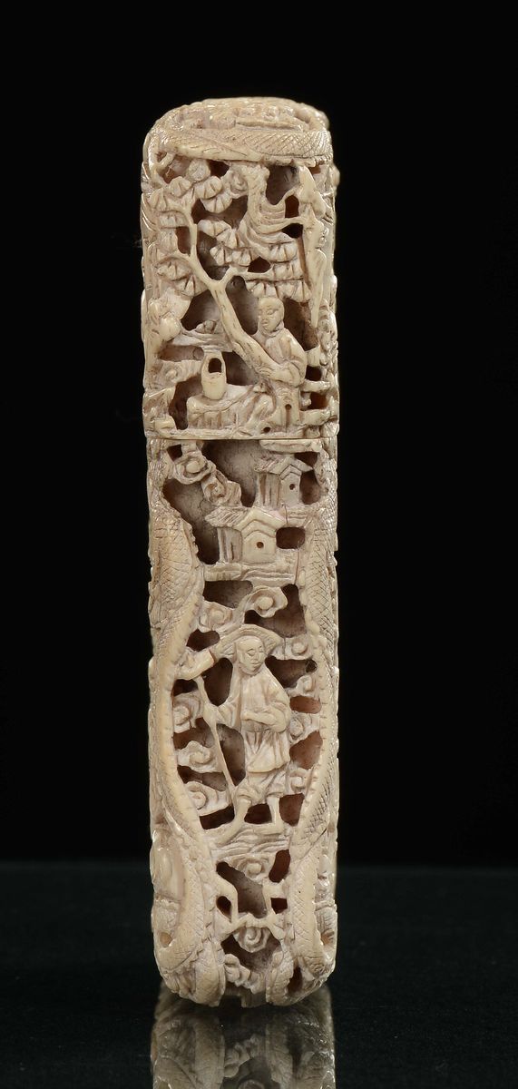 Portabiglietti in Avorio Scolpito con Scene di Vita Comune, Canton, Cina, Dinasta Qing, XIX Secol...