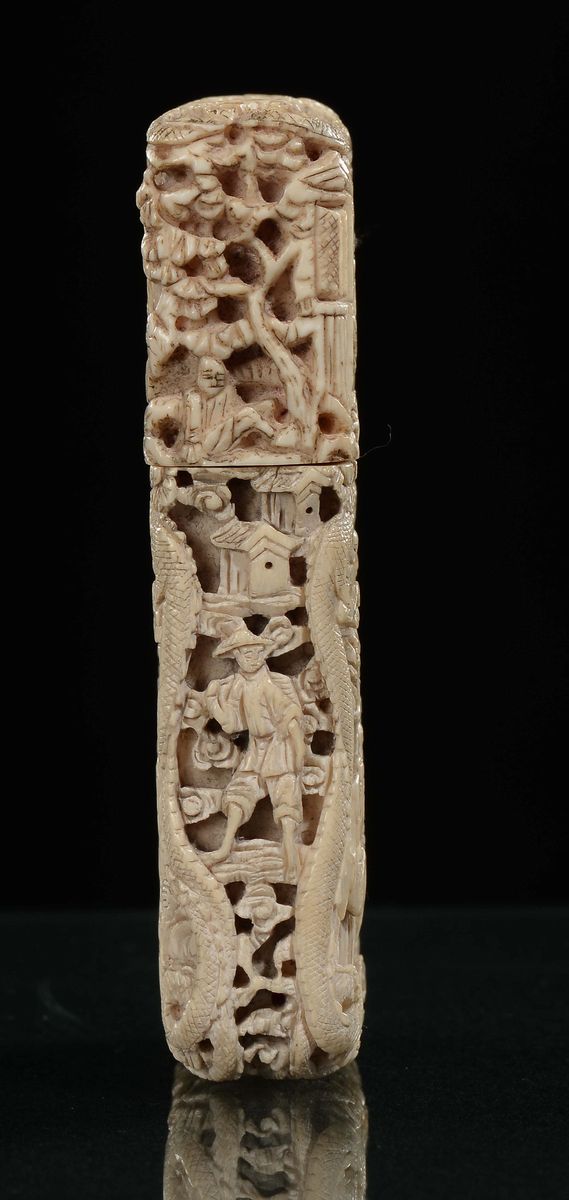 Portabiglietti in Avorio Scolpito con Scene di Vita Comune, Canton, Cina, Dinasta Qing, XIX Secol...