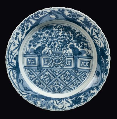 Raro Piatto in Porcellana Bianca e Blu con Decoro di Animali Fantastici, Cina, Dinastia Ming. Epo...