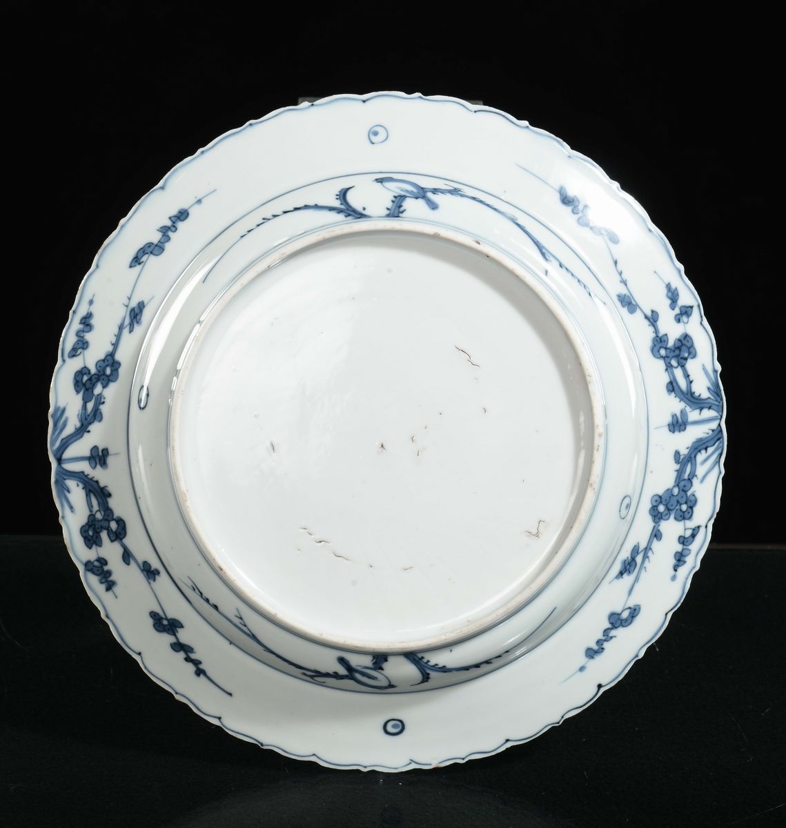 Raro Piatto in Porcellana Bianca e Blu con Decoro di Animali Fantastici, Cina, Dinastia Ming. Epo...
