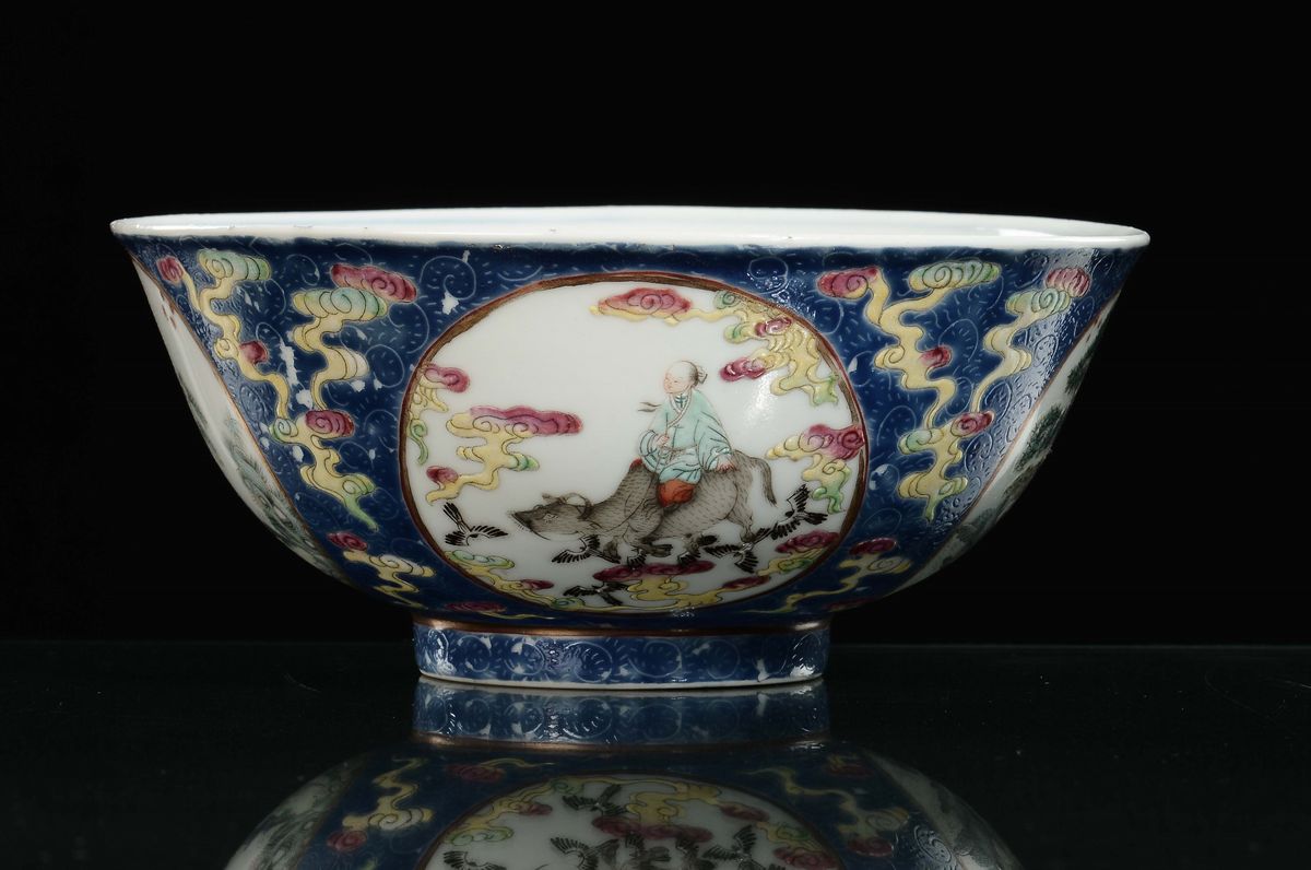 Coppa in Porcellana a Sfondo Blu con Scene di Vita Comune, Cina, Dinastia Qing, Marca e del Perio...