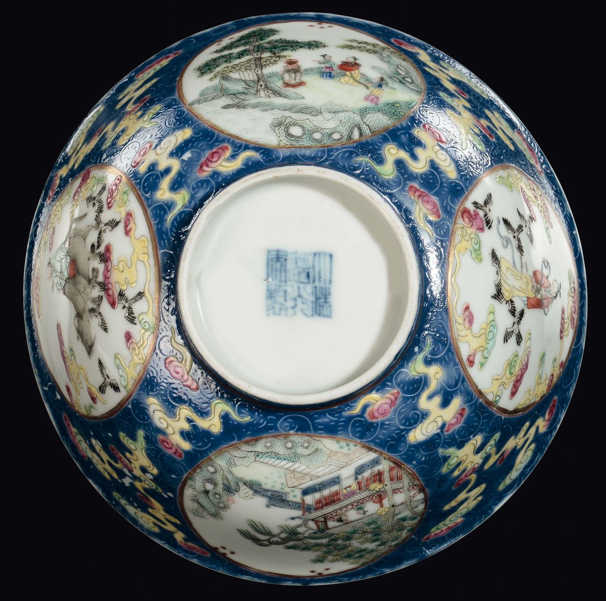 Coppa in Porcellana a Sfondo Blu con Scene di Vita Comune, Cina, Dinastia Qing, Marca e del Perio...