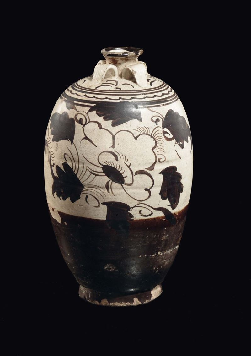 Bel vaso Citzu in moncromia marrone con fiori di loto stilizzalti di forma Meiping con quattro anse applicate, Cina, Dinastia Song (960-1279)  - Asta Fine Chinese Works of Art - II - Cambi Casa d'Aste