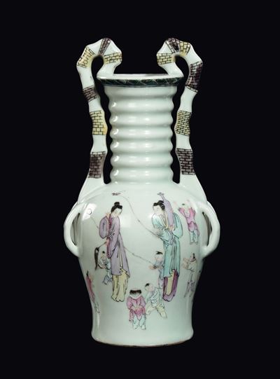 Vaso con Anse Irregolari Celadon nei Colori della Famiglia Rosa con Raffigurazione di Guanyin con...