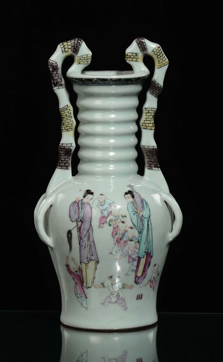 Vaso con Anse Irregolari Celadon nei Colori della Famiglia Rosa con Raffigurazione di Guanyin con...