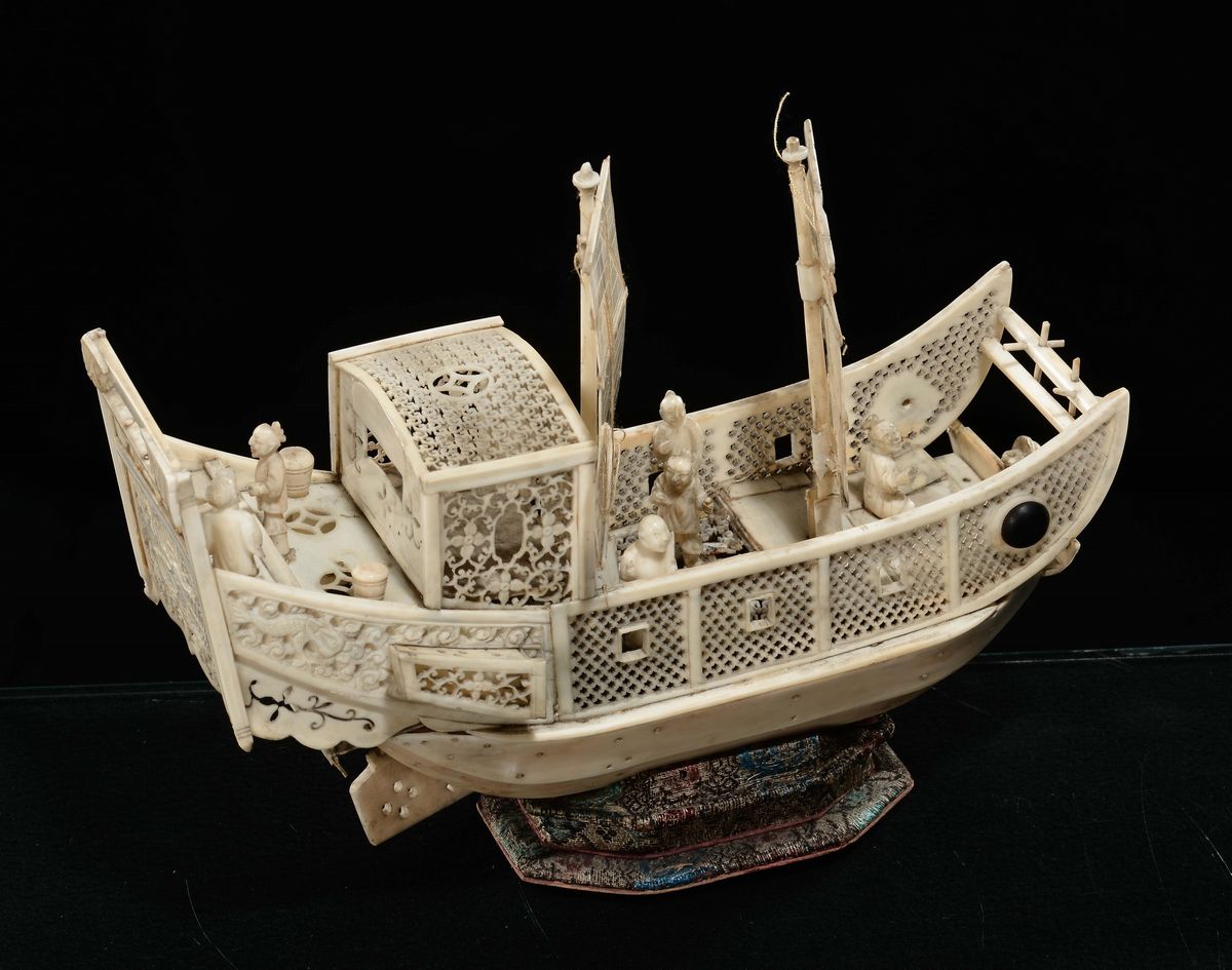 Nave Scolpita e Traforata in Avorio con Personaggi, Cina, Dinastia Qing, XIX Secolo