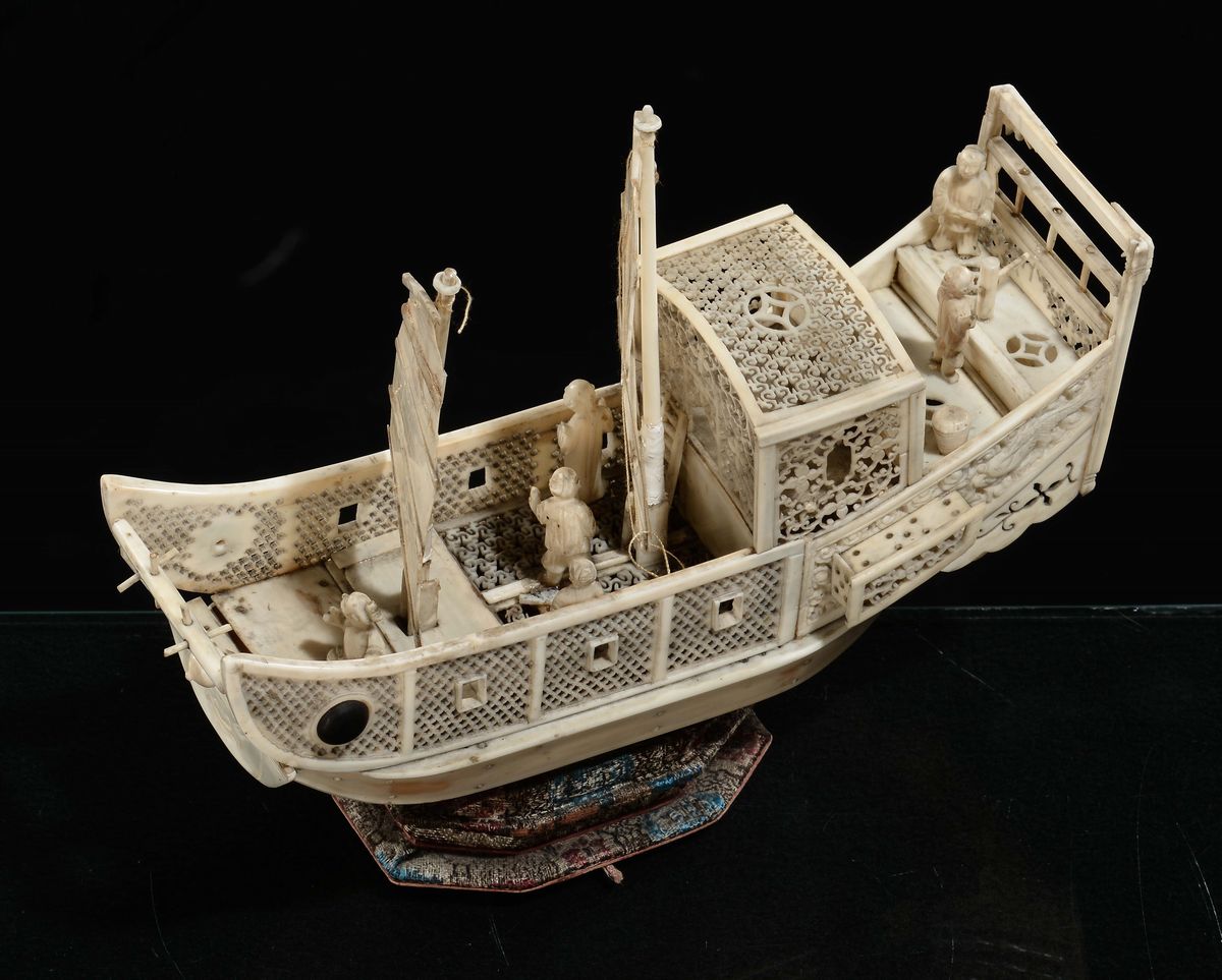 Nave Scolpita e Traforata in Avorio con Personaggi, Cina, Dinastia Qing, XIX Secolo