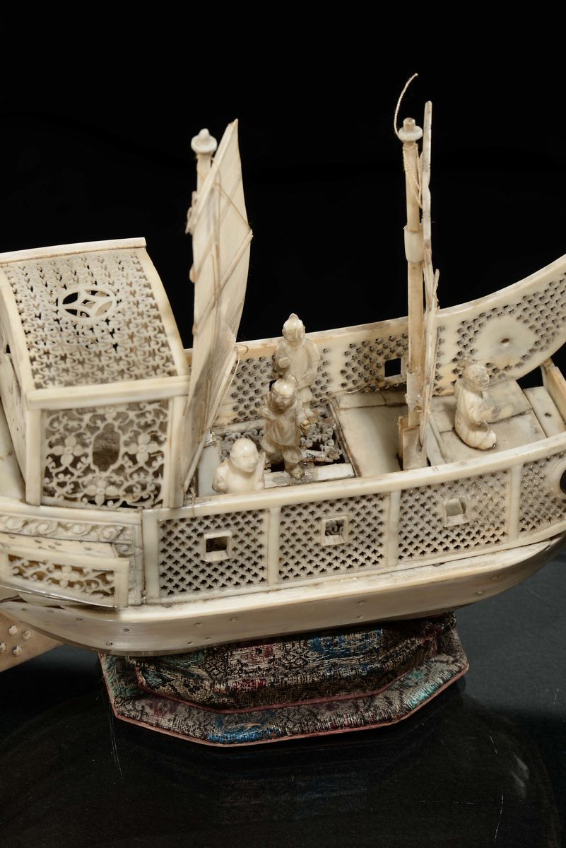 Nave Scolpita e Traforata in Avorio con Personaggi, Cina, Dinastia Qing, XIX Secolo