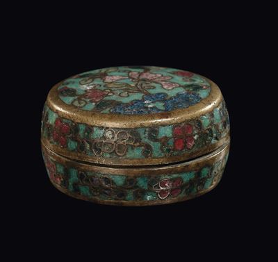 Scatolina in Cloisonnè a Decoro Floreale, Cina, Dinastia Ming, XVII Secolo