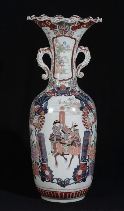 Vaso in Porcellana Policroma con Raffigurazioni di Guerrieri Entro Riserve, Giappone, XIX Secolo