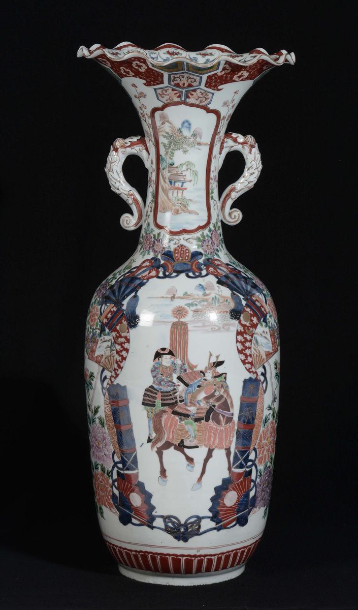 Vaso in porcellana policroma con raffigurazioni di guerrieri entro riserve, Giappone, XIX secolo  - Asta Chinese Works of Art - Cambi Casa d'Aste