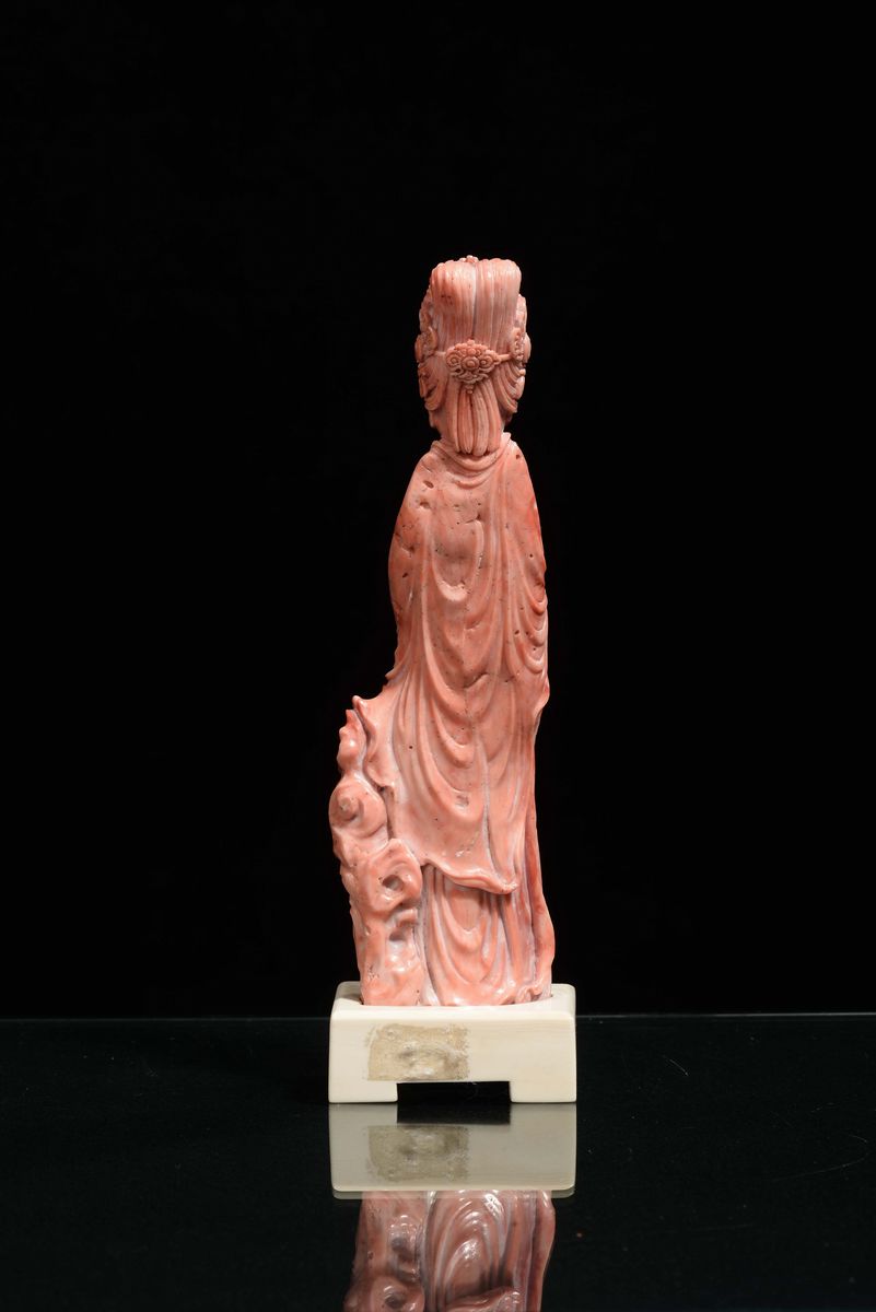 Figura di Guanyin in Corallo, Cina, Dinastia Qing, Inizio XX Secolo