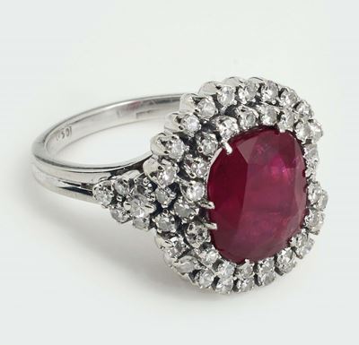 Anello con Rubino Burma di Ct 5,10, Nessuna Indicazione di Riscaldamento, a Contorno 56 Diamanti ...