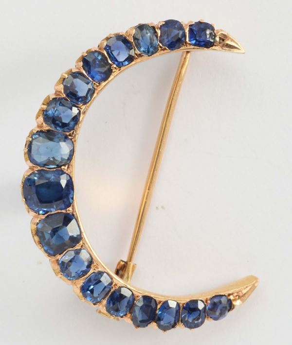 A sapphire and gold brooch