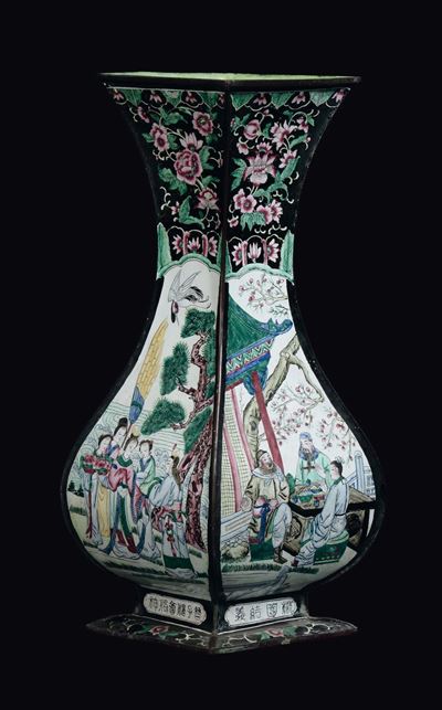 Vaso Smaltato con Scene di Vita Orientale, Cina, Dinastia Qing, Inizio XIX Secolo