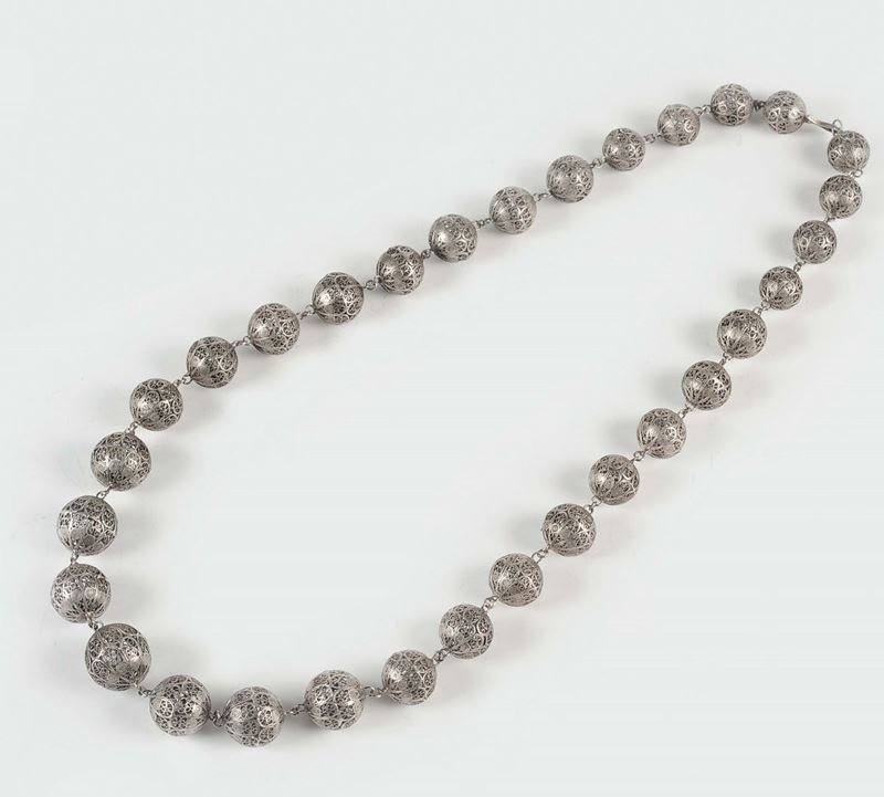 A silver filigree necklace formed by 29 spheres, Genoa 19th-20th century  - Auction Silver an a Filigrana Collection - II - Cambi Casa d'Aste