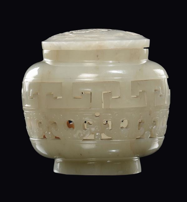 Scatola con coperchio in giada bianca traforata a decoro arcaico, Cina, Dinastia Qing, epoca Qianlong (1736-1796)