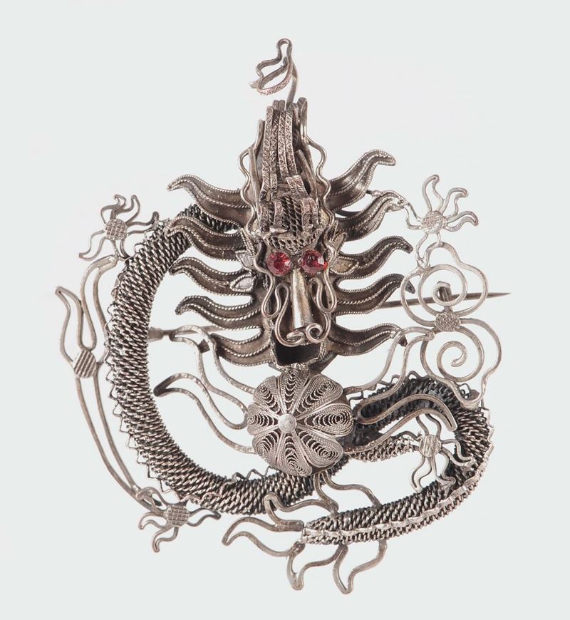 Spilla in filigrana d'argento a foggia di dragone, Cina, XIX secolo  - Asta Fine Chinese Works of Art - II - Cambi Casa d'Aste