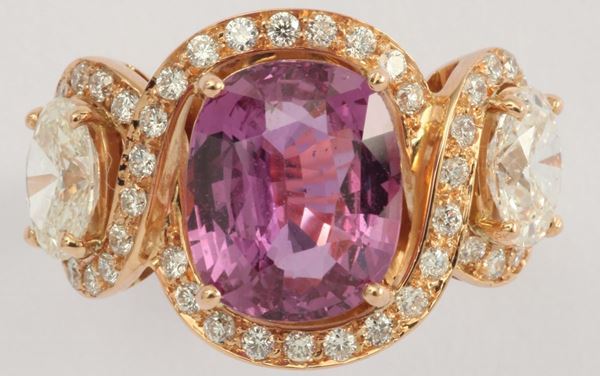 Anello con zaffiro rosa di ct 5,05 e diamanti
