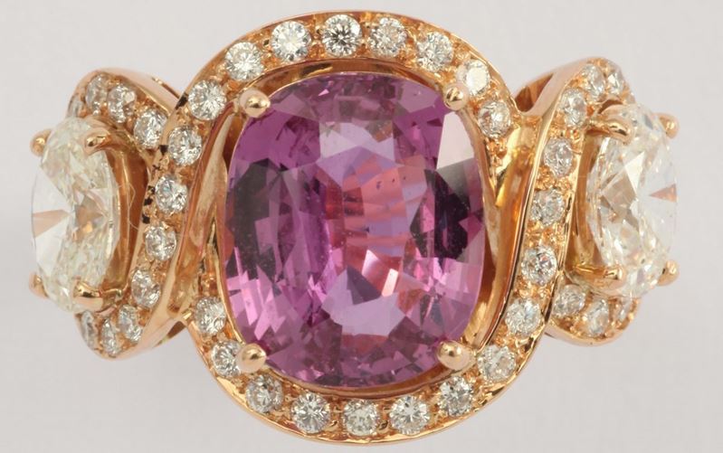 Anello con zaffiro rosa di ct 5,05 e diamanti  - Auction Fine Jewels - I - Cambi Casa d'Aste