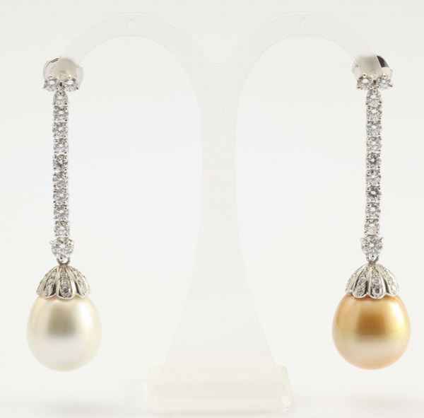 Orecchini pendenti con perla bianca e perla gold