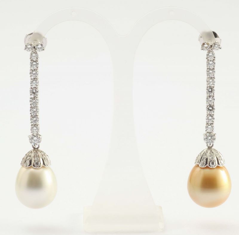 Orecchini pendenti con perla bianca e perla gold  - Asta Fine Jewels - I - Cambi Casa d'Aste