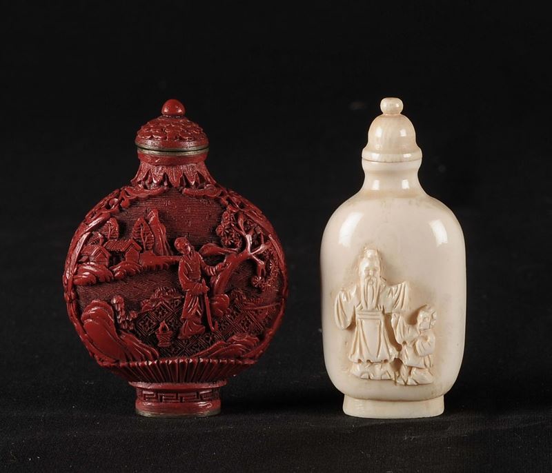 Lotto composto da due snuff bottle una in avorio e una in lacca rossa incise, Cina, XX secolo  - Asta Chinese Works of Art - Cambi Casa d'Aste